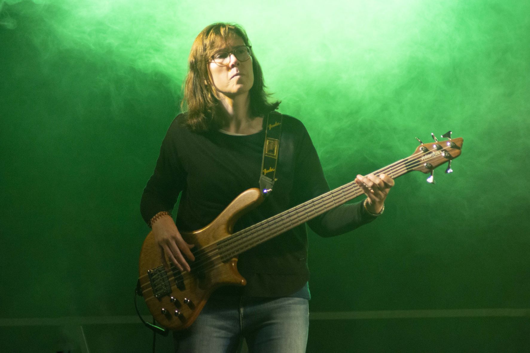Caroline, bassiste bij The Vibes